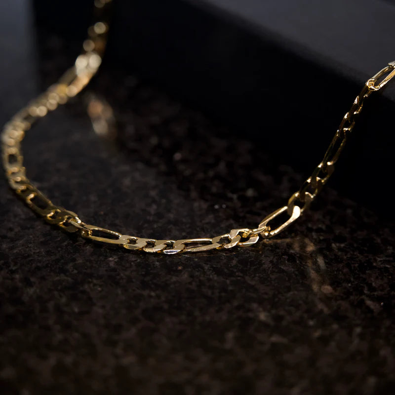 Medida: 18–19 cm de largo
Pulso estilo Cartier con eslabones planos y cierre seguro. Complemento perfecto para las cadenas — se vende facil en combo.